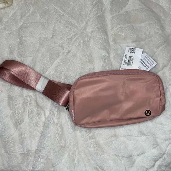 Lululemon Everywhere 1L Belt Bag in Pink Pastel - Picture 6 of 11